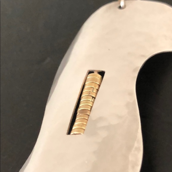 ONE UNIQUE SILVER PLATED HAMMERED ARTISAN EARRING - Picture 11 of 12